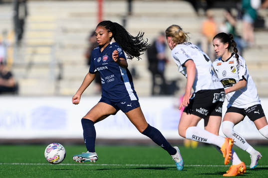 FC Rosengårds Isabella Obaze och Häckens Clarissa Larisey