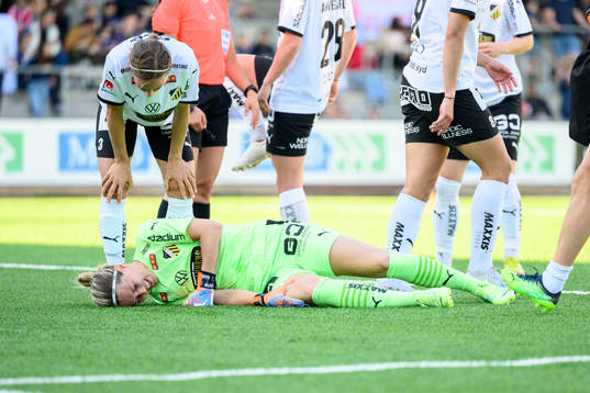 Häckens målvakt Jennifer Falk har ont
