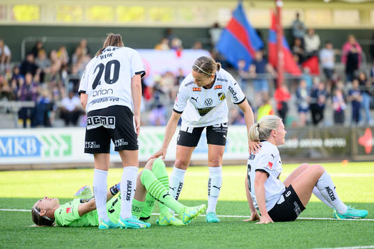 Häckens målvakt Jennifer Falk och Josefine Rydbrink har