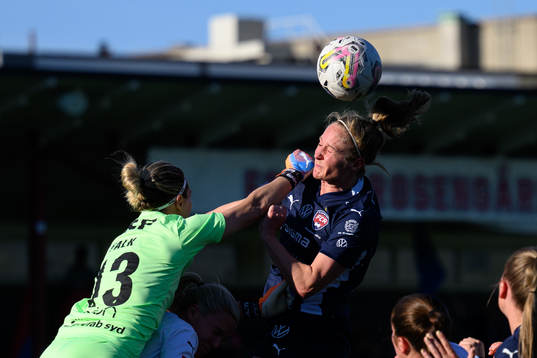 Häckens målvakt Jennifer Falk och FC Rosengårds Karin