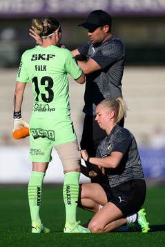 Häckens målvakt Jennifer Falk får sitt ben lindat
