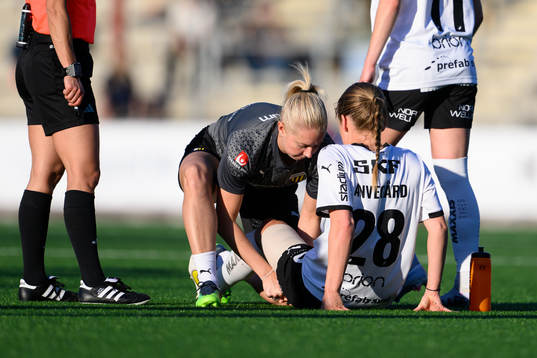 Häckens Anna Anvegård får benet lindat