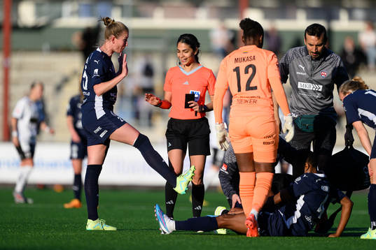 FC Rosengårds Emma Berglund pratar med domare Maral Mirzai