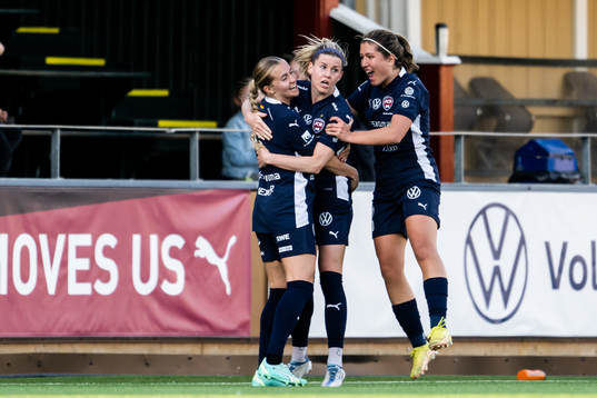 FC Rosengårds Olivia Schough jublar med Gudrun Arnardottir
