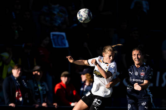 Häckens Anna Anvegård och FC Rosengårds Gudrun