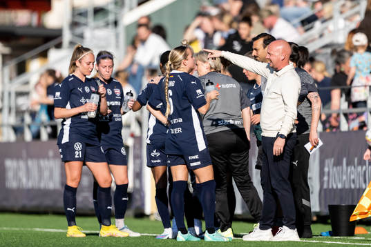 FC Rosengårds tränare Joel Kjetselberg i samtal med