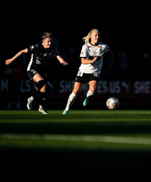 FC Rosengårds Olivia Schough och Häckens Josefine Rydbrink