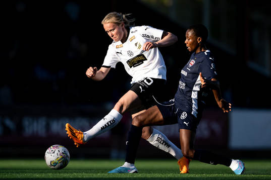 Häckens Julie Blakstad och FC Rosengårds Halimatu Ibrahim