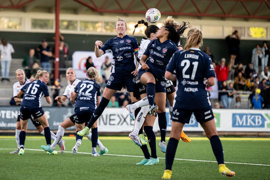 FC Rosengårds Emma Berglund och Isabella Obaze