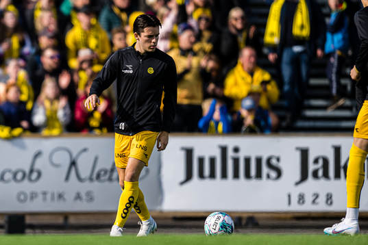 Hugo Vetlesen of Bodø/Glimt warms up