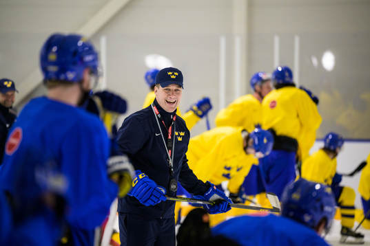 Head coach Sam Hallam of Sweden at a practice session