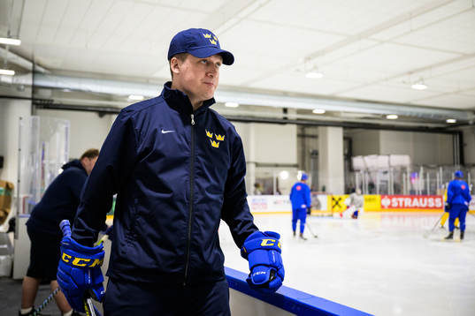 Head coach Sam Hallam of Sweden at a practice session