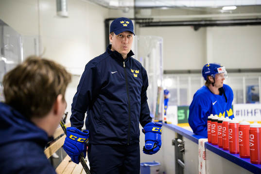 Head coach Sam Hallam of Sweden at a practice session