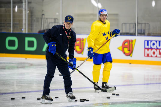Head coach Sam Hallam and Jakob Silfverberg of Sweden at a
