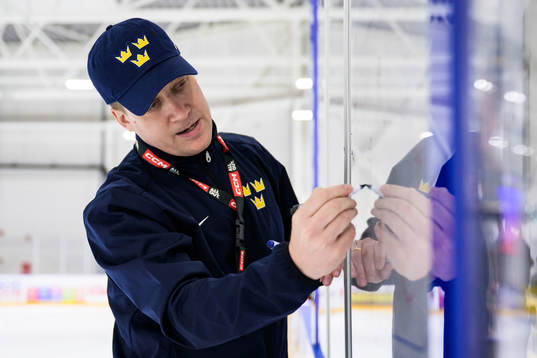 Head coach Sam Hallam of Sweden giving instructions at a