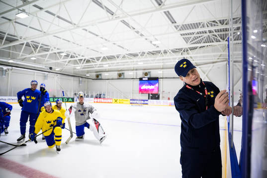 Head coach Sam Hallam of Sweden giving instructions at a