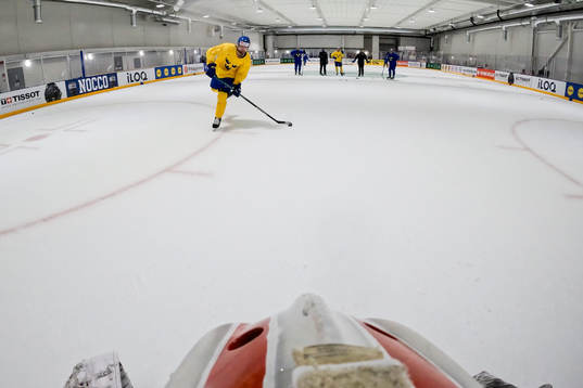 Linus Johansson shoots against goaltender Jacob Johansson