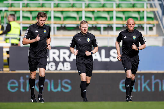 Domare Fredrik Klitte med assisterande domare Simon