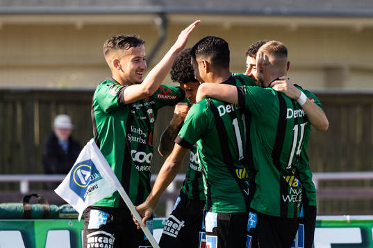 Varbergs Luke Le Roux jublar med lagkamrater