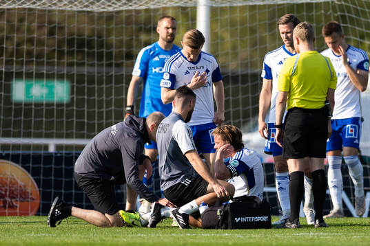 IFK Norrköpings Christoffer Nyman har ont och får vård