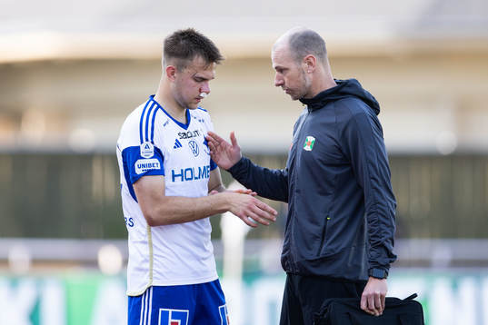 IFK Norrköpings Anton Eriksson har ont och får vård