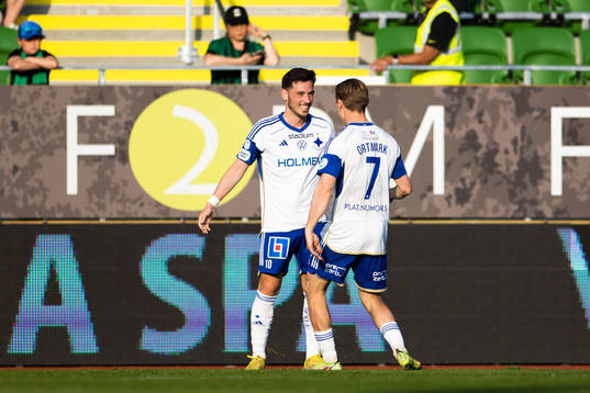 IFK Norrköpings Vito Hammershöy-Mistrati jublar med Jacob