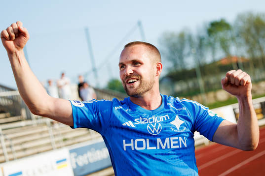 IFK Norrköpings målvakt Oscar Jansson jublar