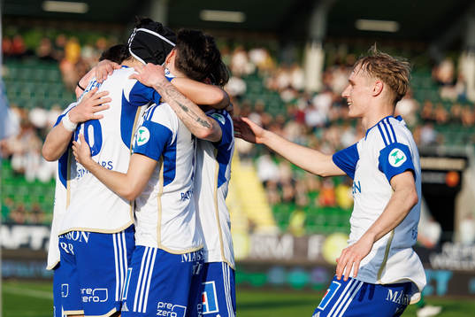IFK Norrköpings Kristoffer Khazeni jublar med laget