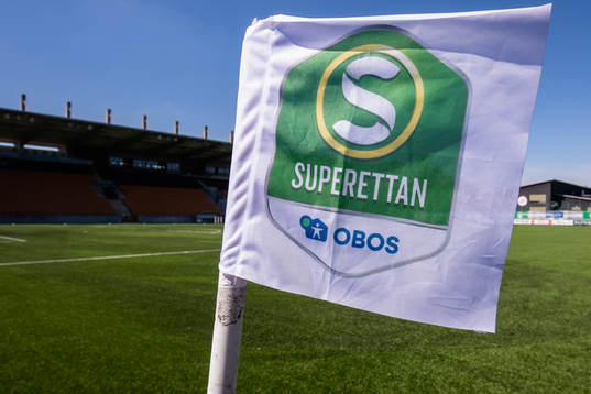 En hörnflagga med logotyp för Superettan och Obos