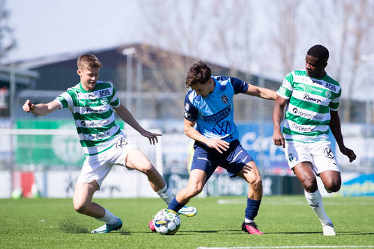 Västerås SKs Patric Åslund och Jaheem Burke  mot