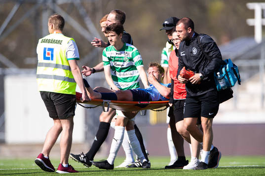 Landskronas Philip Andersson har ont bredvid Västerås SKs