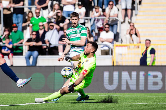 Västerås SKs Patric Åslund och Landskronas målvakt Amr