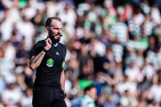 Domare  Andreas Dufva-Johansson unnder fotbollsmatchen i