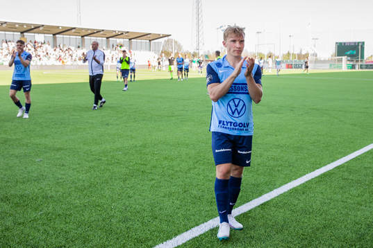 Landskronas Edvin Dahlqvist applåderar publiken