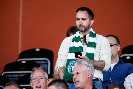 Västerås SK Bandys klubbchef Michael Campese på läktaren