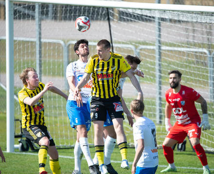 IFK Hässleholms Robin Strömberg och Erjon Rama i matchen