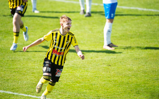 IFK Hässleholms Amir Ramanovski har gjort 2-0 och jublar i