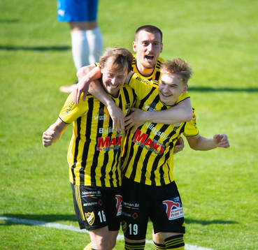 IFK Hässleholms Amir Ramanovski har gjort 2-0 och grattas