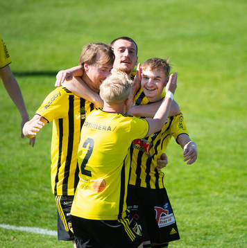 IFK Hässleholms Amir Ramanovski har gjort 2-0 och grattas