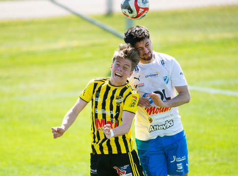 IFK Hässleholms Jussi Tikkanen nickduellerar i matchen i