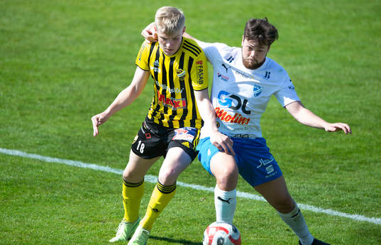 IFK Hässleholms Linus Roslund i matchen i division 2
