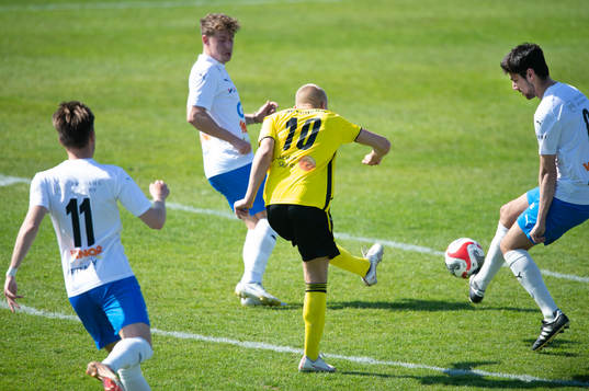 IFK Hässleholms Olle Kjellman Olblad skjuter omringad av