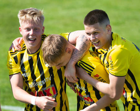 IFK Hässleholms Amir Ramanovski har gjort 2-0 och grattas