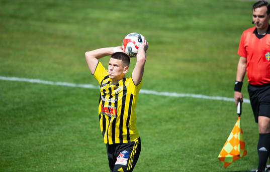 IFK Hässleholms Viktor Ahlgren lägger ett inkast i