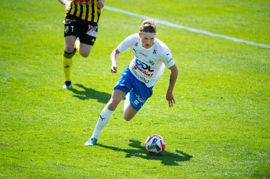 En Berga-spelare i matchen i division 2 mellan IFK