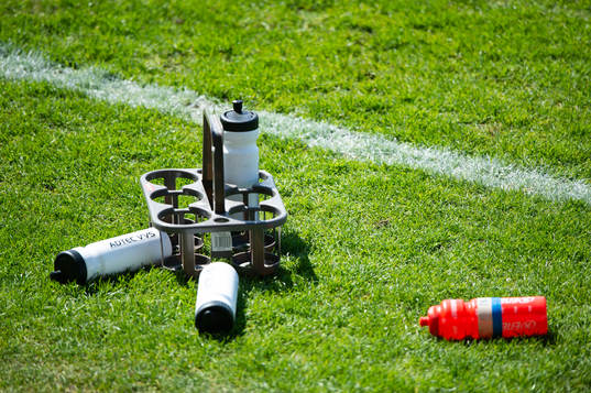Vattenflaskor i matchen i division 2 mellan IFK Hässleholm