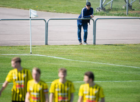 IFK Hässleholms sportchef Peter Persson följer sitt lag i