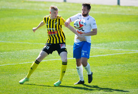 IFK Hässleholms Linus Roslund banar väg för 1-0 i
