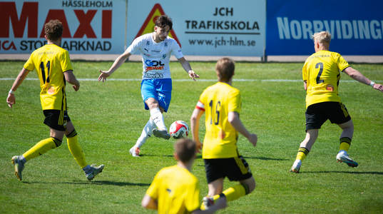 En Berga-spelare mot fyra motståndare i matchen i division