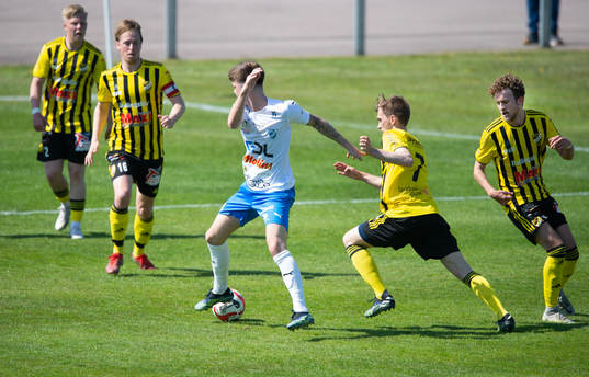 En Berga-spelare mot fyra motståndare i matchen i division